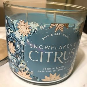 Bath & Body Works Candle - Snowflakes & Citrus